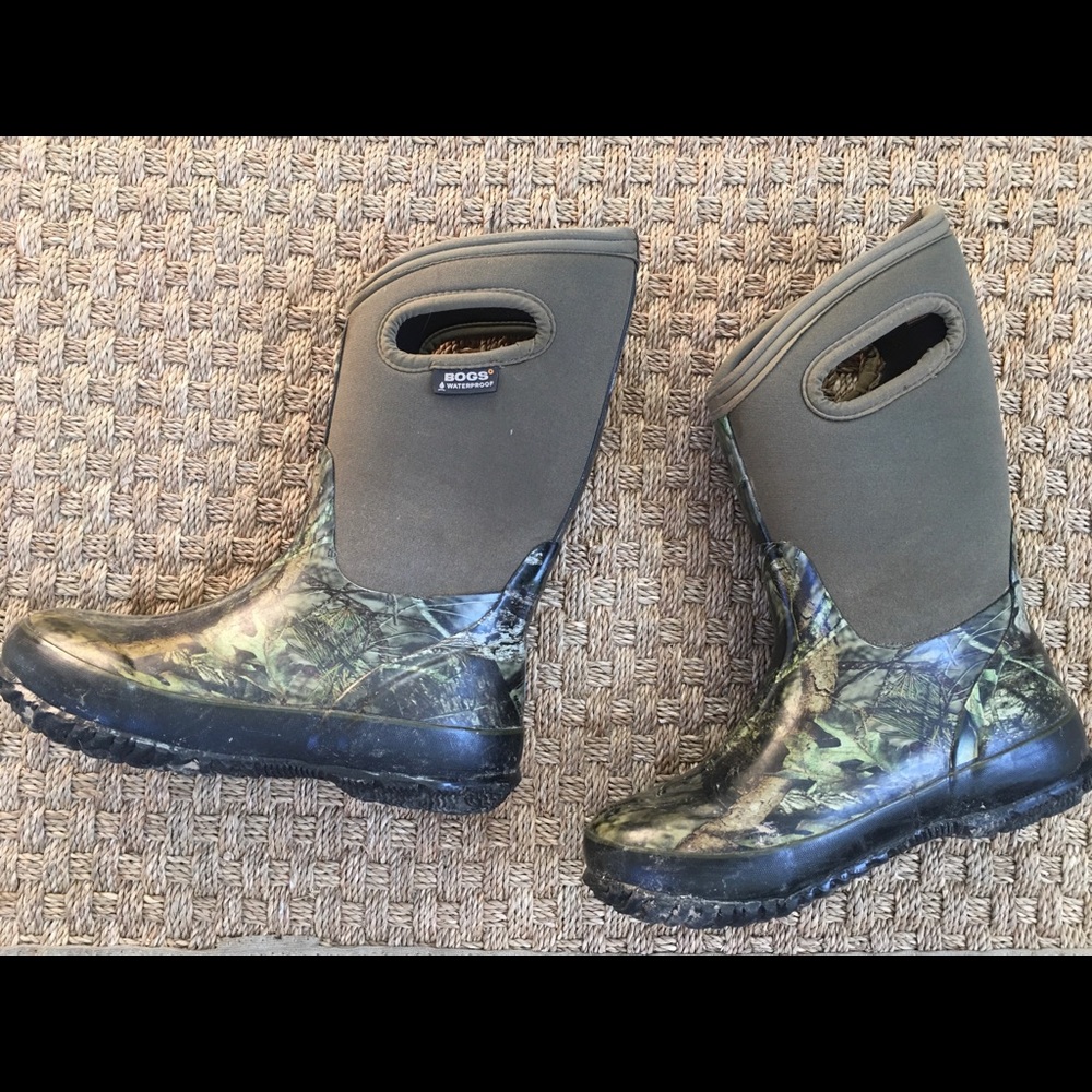 Boys camo Bogs rain & snow boots, size 3